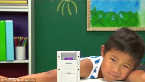 兒童試玩90年代游戲機(jī) 面對“古董”困惑抓狂