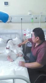 伏登順與女兒在一起。