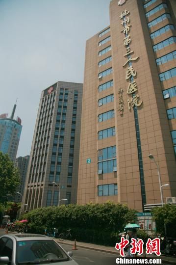 事發(fā)的醫(yī)院門口。 李晨韻 攝