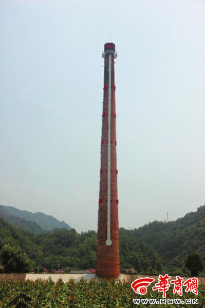 昨日中午，68米高的“溫度計”最上端，顯示著實時溫度