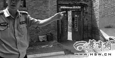 昨日，西安市閻良區(qū)譚家村，警方在孫某家調(diào)查 記者 黃利健 攝