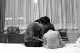 8月19日晚，河北石家莊市，多多的媽媽在酒店里安撫著孩子，3歲的多多一直在吵著要回家，看到陌生人就哭。圖/記者陳正