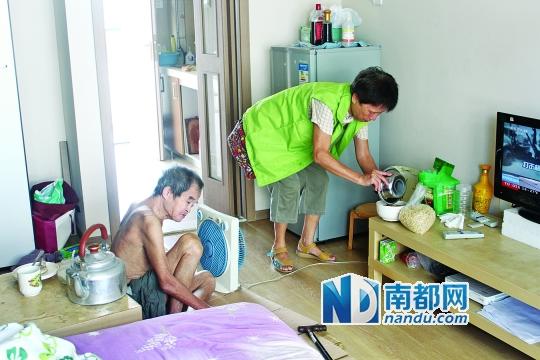 居民徐阿姨去看望何譚送老人，并送去熱湯