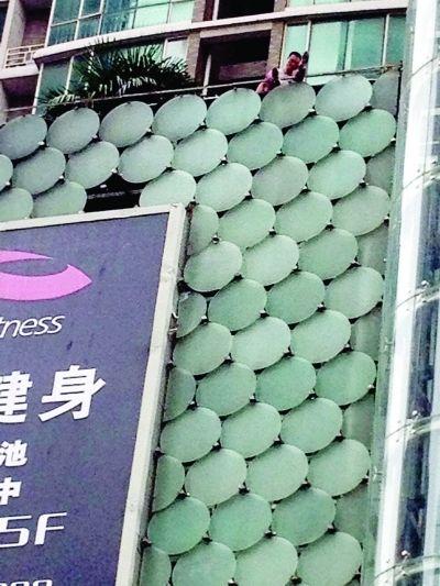 環(huán)亞廣場(chǎng)5樓露臺(tái)上，有一男子揚(yáng)言跳樓。