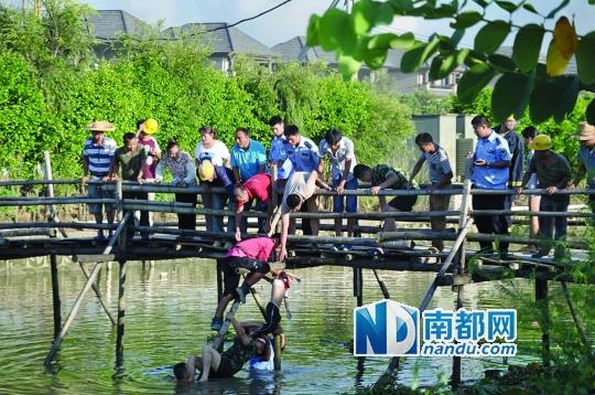 救援人員合力打撈起落水女孩，后經(jīng)醫(yī)護人員確認(rèn)已經(jīng)死亡。受訪者供圖