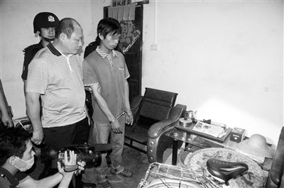 今年8月，我國內(nèi)地發(fā)生多起單身女性乘坐“黑車”后慘遭車主殺害的案件，被網(wǎng)友稱為“黑色8月”。