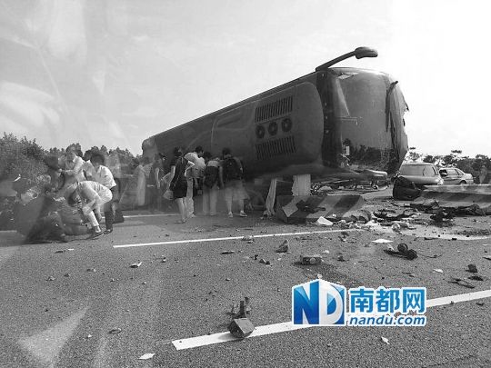 現(xiàn)場(chǎng)大客車側(cè)翻，玻璃碎落一地，車身卡在路邊水泥護(hù)欄上。 目擊者供圖