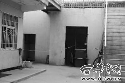 昨日下午，延長(zhǎng)縣第二幼兒園的廁所前已拉起警戒線