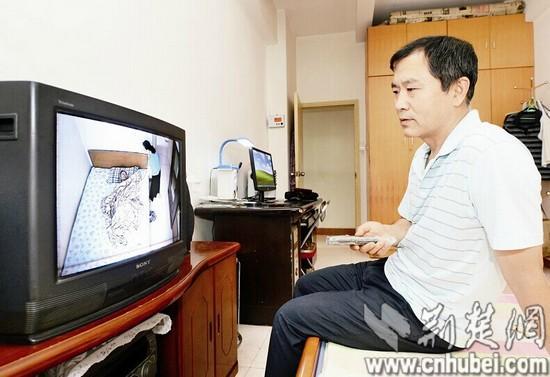 圖為:武昌紫陽(yáng)東路的朱先生在母親臥室裝上攝像頭,夜夜守望 記者王永勝攝