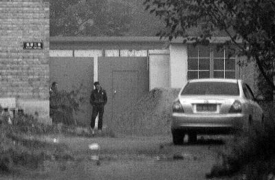 回訪今天上午，小李被困的院子大門緊閉，有人在門口望風