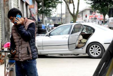 車(chē)主不滿(mǎn)維修棄車(chē) 汽修店老板1夜醒20次守車(chē)