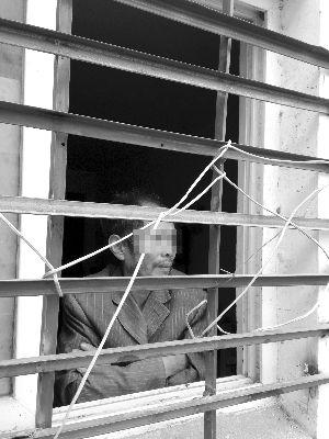 男子被妻兒鎖車庫(kù)一個(gè)月 曾干傳銷失聯(lián)10多年