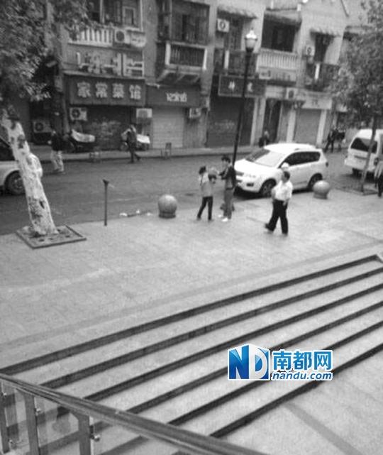 10月18日，武漢一男子抓住環(huán)衛(wèi)工打耳光。