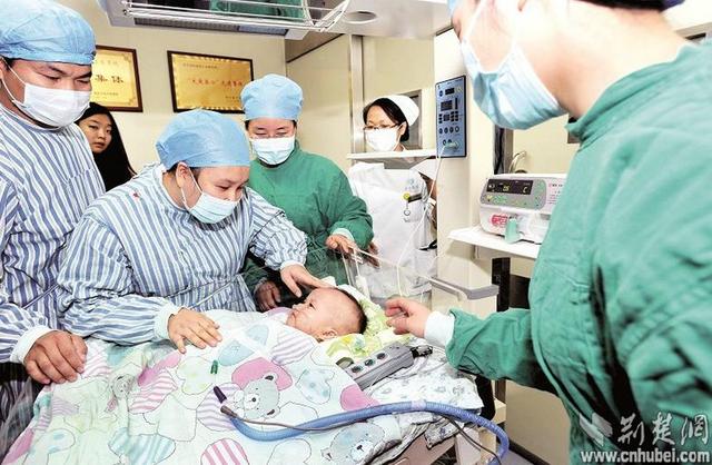 圖為：成功進行心臟移植手術(shù)后，小患者平安度過術(shù)后危險期，14日轉(zhuǎn)入普通隔離病房 （攝影 魏錸）