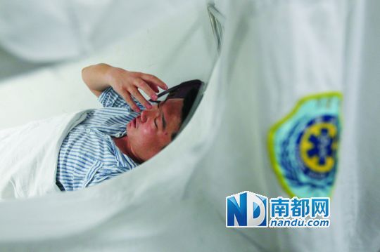 19日，北大深圳醫(yī)院，透過(guò)被撕破的工作服，急診科醫(yī)護(hù)人員申洪濤身體多處被醉酒男子抓傷。