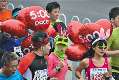 身上綁著氣球的參賽者在參加比賽。