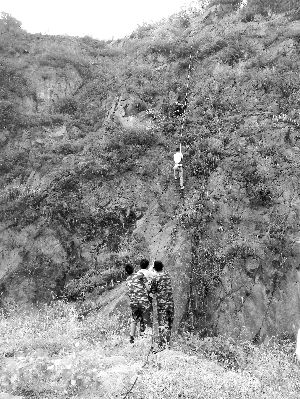 經(jīng)過(guò)三個(gè)半小時(shí)的緊張救援，半山腰的男子被成功救下 消防供圖