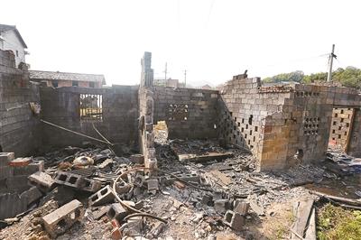 湖南省婁底市婁星區(qū)石井鎮(zhèn)山泉村橋溪港煤礦設(shè)備被搶劫一空，形成了廢墟