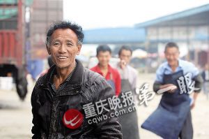 唐再海因?yàn)槠つw黝黑，工友們都打趣地稱呼他為“非洲人”。