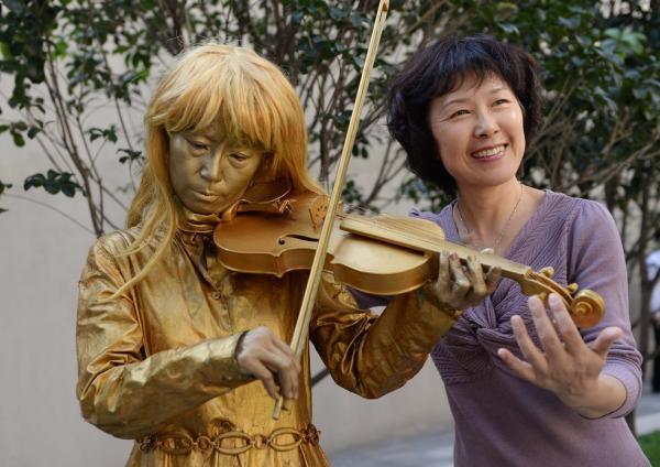 上海持證街頭藝人初演兩天小費(fèi)過(guò)千 市民熱情圍觀