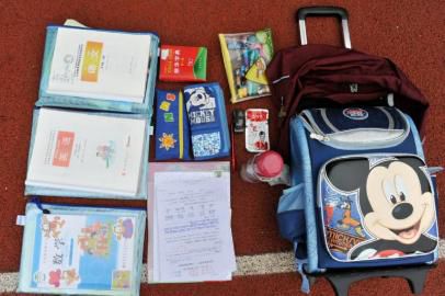 重7.8公斤的書(shū)包內(nèi)所裝物品。