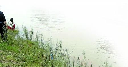 涉事男子和前女友,呆滯地望著滾滾江水。 田女士供圖