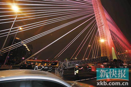 昨日深夜，橋上東側(cè)空出兩條車道用來救援。