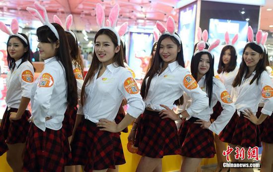 11月11日晚，一百位統(tǒng)一打扮的“兔女郎”現(xiàn)身南京新街口，逛街看電影玩快閃，走到哪里都被圍觀。