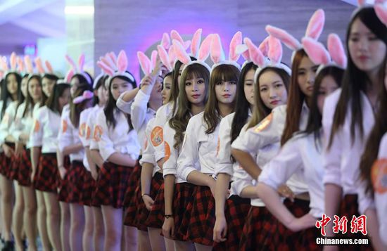 11月11日晚，一百位統(tǒng)一打扮的“兔女郎”現(xiàn)身南京新街口，逛街看電影玩快閃，走到哪里都被圍觀。