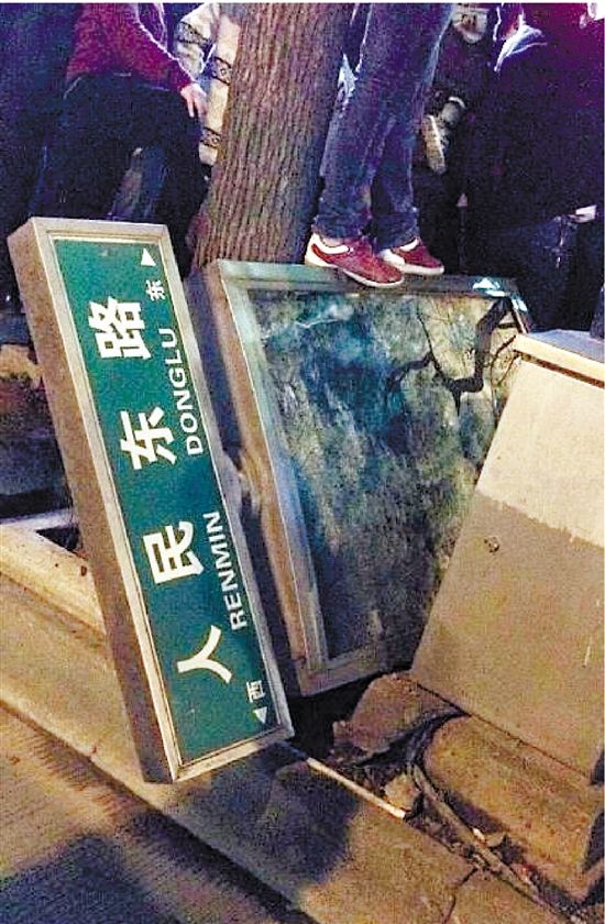 路牌都踩翻，還有人上了樹，城管不出手，也確實(shí)不大合適。