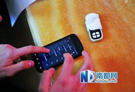 一個(gè)號(hào)碼為021-62588800的電話自稱上海靜安區(qū)公安分局，騙走了小程148萬(wàn)。記者 梁煒培 攝