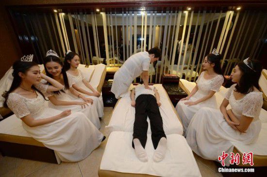 湖南十大?；w到足浴店學(xué)理療按摩(圖)