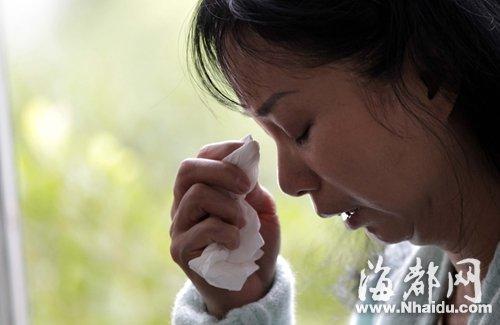 小梅的媽媽看到女兒發(fā)來的信息，就忍不住落淚