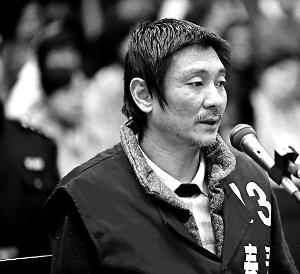 庭審時，鄭東稱自己想隨女兒一起去，請求法院判他死刑立即執(zhí)行