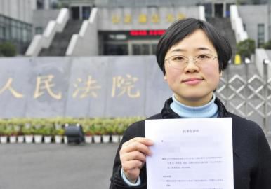 12月3日，起訴代理人出示公訴書。