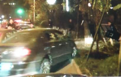 作案嫌疑車輛竄上綠化帶。（據(jù)警方視頻截圖）