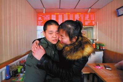 何女士找到了兒子小新后，把兒子緊緊抱在懷里。京華時(shí)報(bào)記者趙思衡攝