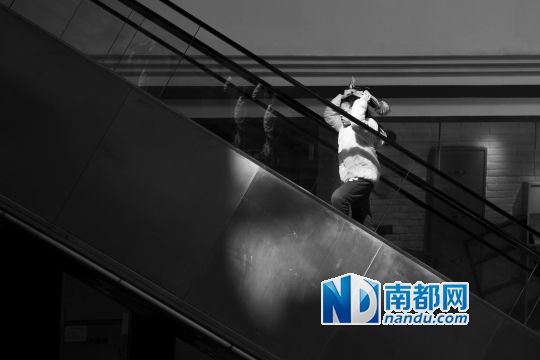 12月12日上午，正佳廣場內(nèi)，任淘淘在扶梯上奔跑玩耍。