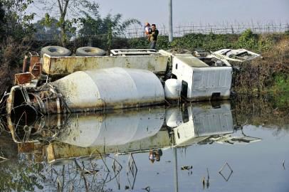 12月23日，側(cè)翻在荷塘的罐車。