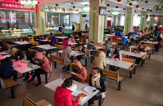圖為在食堂內(nèi)復(fù)習(xí)的學(xué)生。