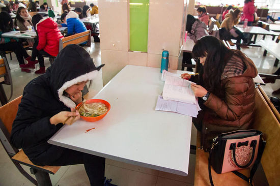 圖為在食堂內(nèi)復(fù)習(xí)的學(xué)生。