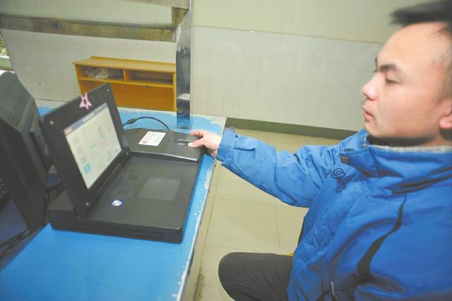 高考報名錄入指紋開始執(zhí)行,在校生由學(xué)校統(tǒng)一錄入。