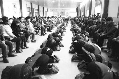 學(xué)生們在老師的指導(dǎo)下，一起給父母下跪謝恩。微博截圖