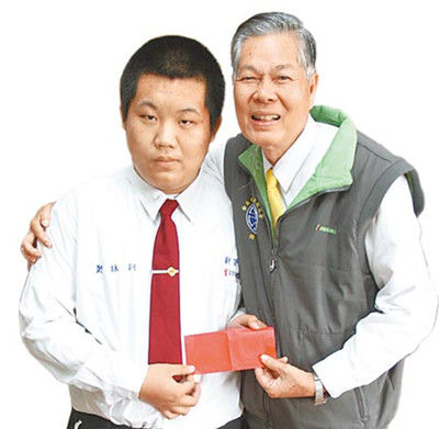 校長(zhǎng)稱贊鄭詠釧（左）處變不驚，頒發(fā)2000元臺(tái)幣紅包“壓驚”，并記一大功。