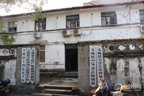 文成縣府大院除了主樓外，其他的基本為磚木結(jié)構(gòu)的兩層小樓