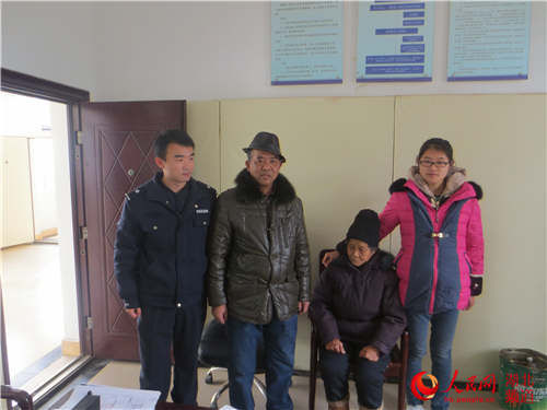 女子拋家躲債三十年雙目失明