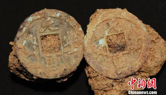 巖橋村廟山地區(qū)出土銅錢?！⊥]文管辦　攝