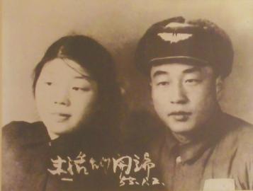 當(dāng)年的結(jié)婚照老人還保留得很好。