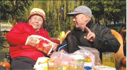 結(jié)婚60年，梁玉芹婆婆和王再功爺爺恩愛(ài)如初。