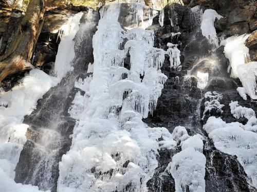 富士河口湖畔的瀑布結(jié)冰，成了一道“冰瀑”。